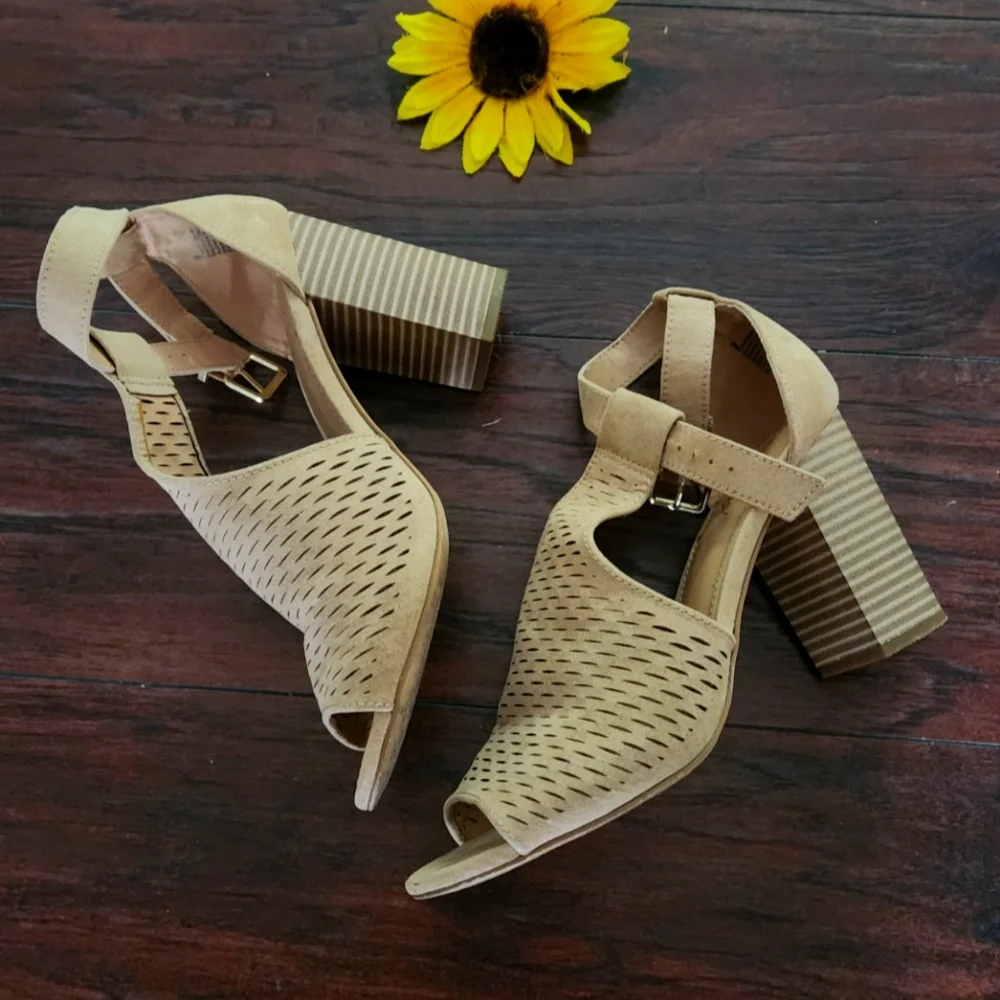 Express Beige Women's Sandals Express High Heels Womens 9 Open Toe Ankle Buckle